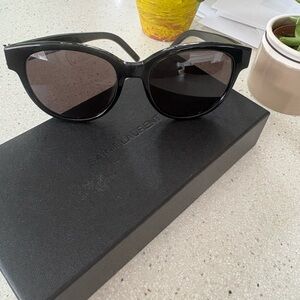Yves Saint Laurent Elegant Black Sunglasses